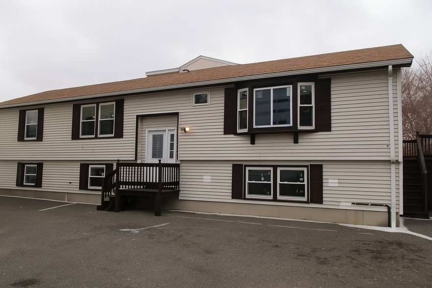 Primary Photo - 47 Oak Island St