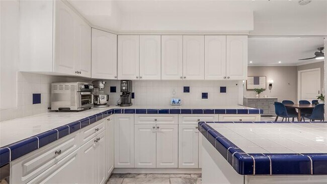 Building Photo - 152 SW 59th Ave