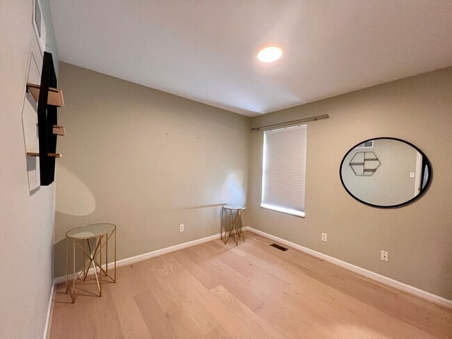 Building Photo - 3 bed 2.5 bath Located in the Heart of The Hill