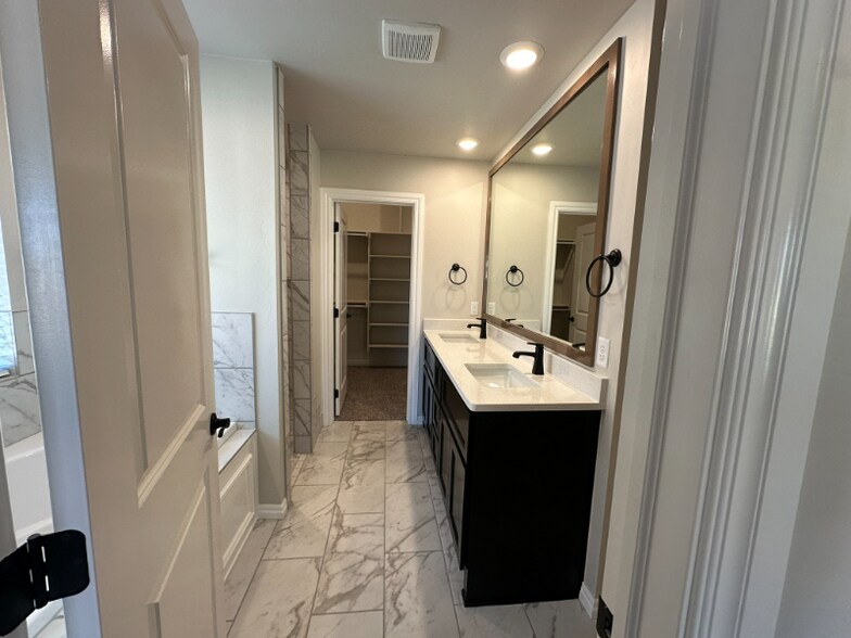 Building Photo - 1621 NE 33rd St