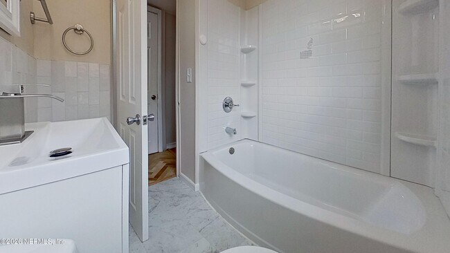 Building Photo - 3005 Walton St