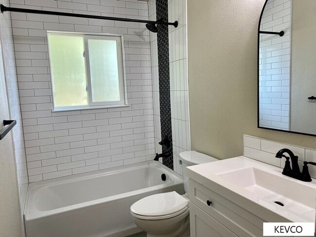 Building Photo - Great Location, Even Better Home!