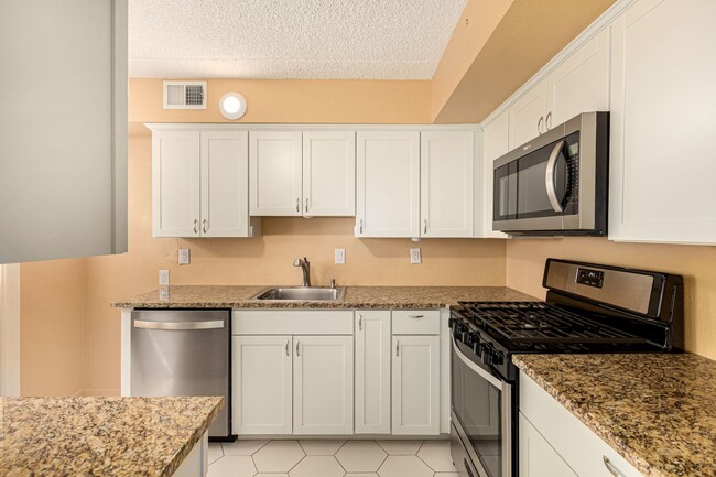 Building Photo - Spacious PHX Condo