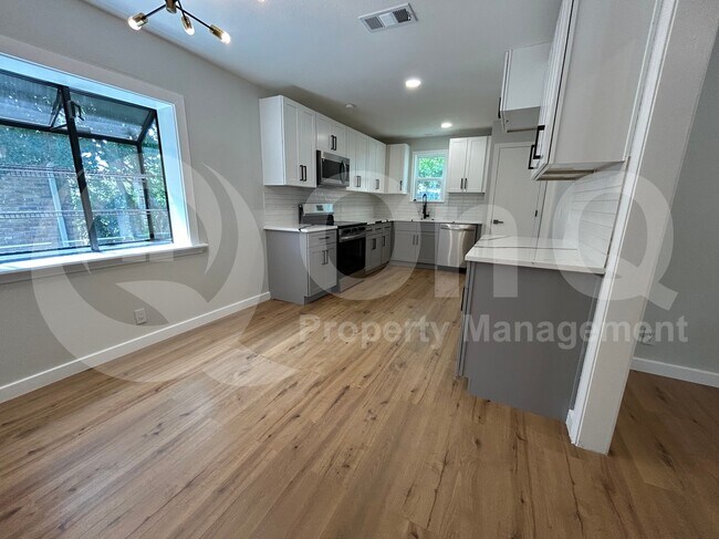 Building Photo - 608 High Meadow Dr