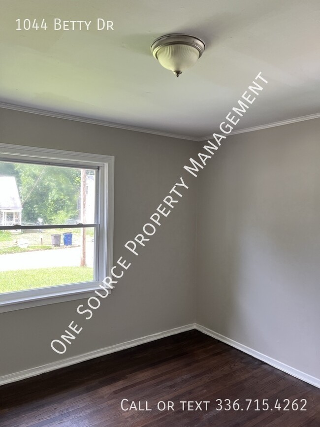 Building Photo - 1044 Betty Dr
