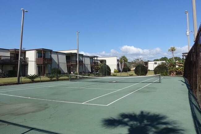 Building Photo - Beautifully remodeled 2 bedroom condo at w...