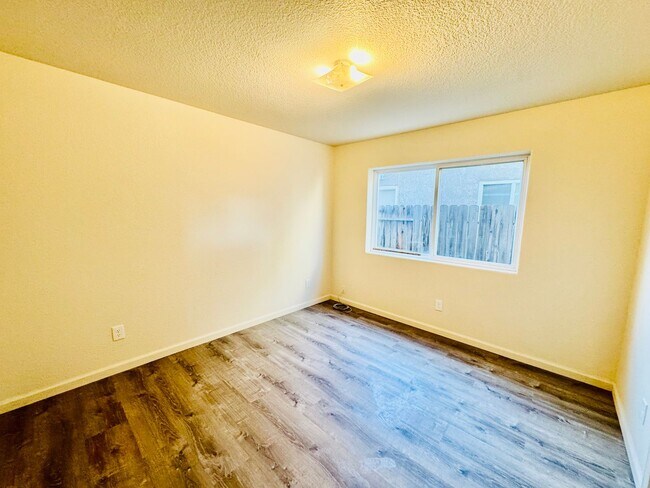 Building Photo - REDUCED!!! 4 Bedroom, 3 Bath Tri-Level Hom...