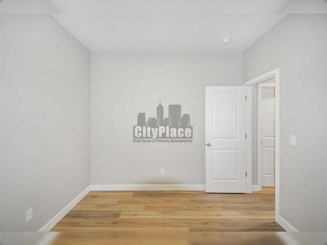 Building Photo - 2809 E Riverside Dr