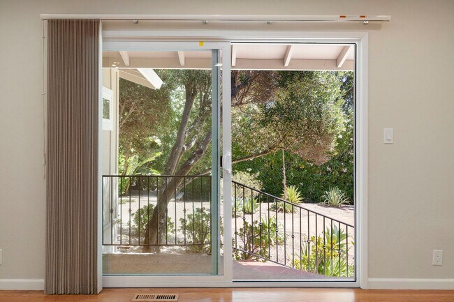 Building Photo - Spacious Menlo Park Retreat with 6 Bedroom...
