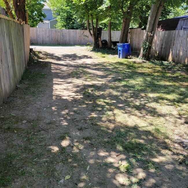 Building Photo - 221 S Highland Ave