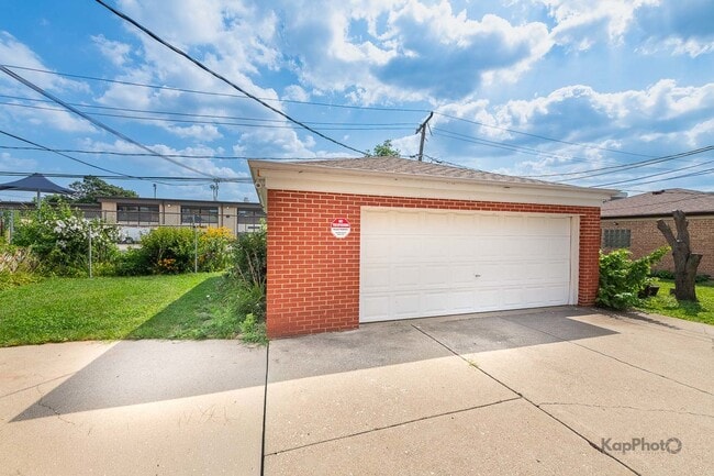 Building Photo - 8417 W Berwyn Ave