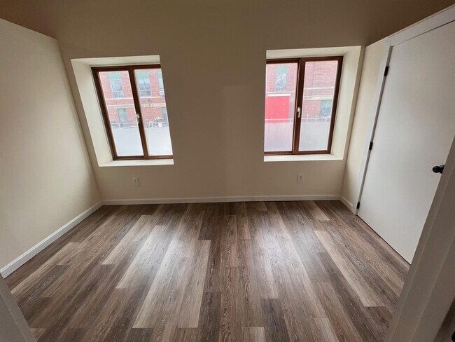 Building Photo - 30 Cross St