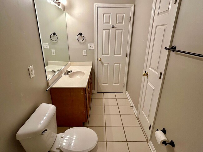 Building Photo - 2 Bed 1.5 Bath Pay ONLY Electric!