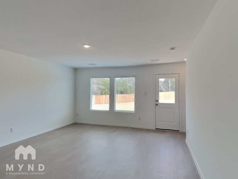 Building Photo - 929 Mossycup St