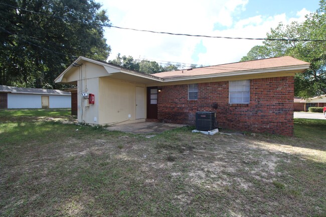 Building Photo - Pet-Friendly 2-Bedroom Duplex with Washer/...