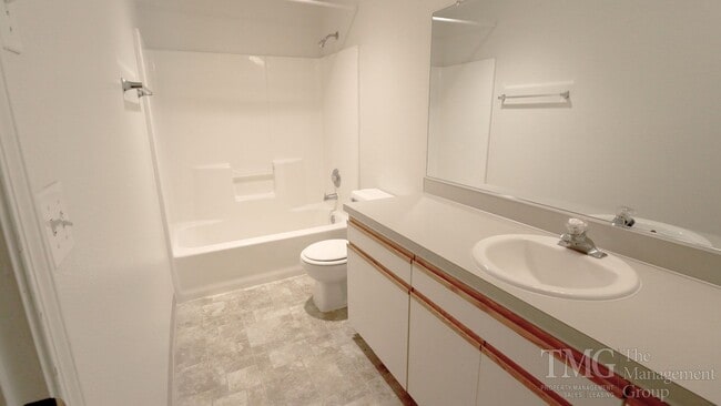 Building Photo - Roomy One Level 2 Bdrm Duplex w/ Open Floo...