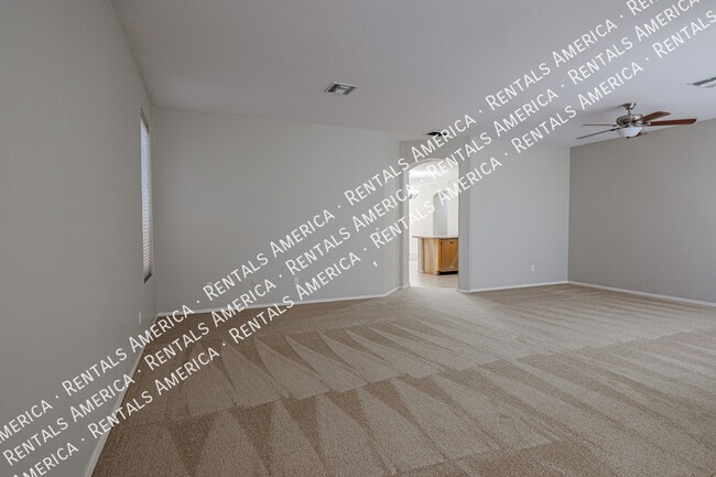 Building Photo - *$500 off the 1st full month's rent with a...