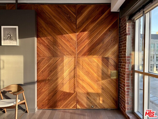 Building Photo - 527 Molino St