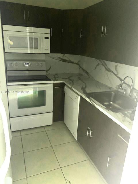 Building Photo - 13714 SW 90th Ave