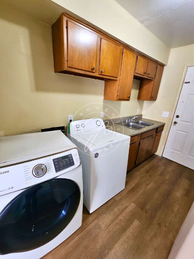 Building Photo - "Charming 2-Bedroom Retreat with Spacious 1000 Sq Ft in Toledo – Ideal for Comfortable Living!"