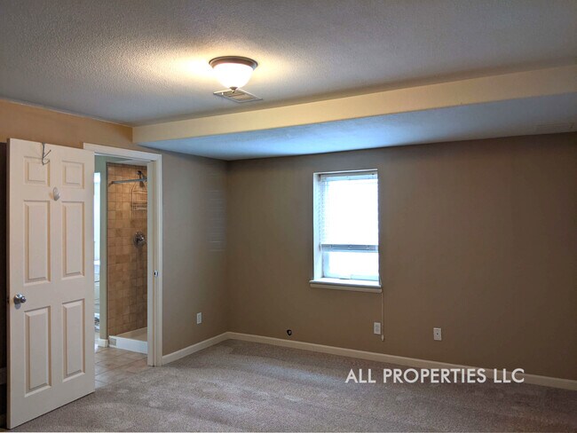 Building Photo - 10467 Robb Dr