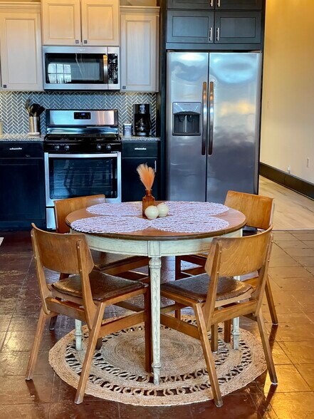 Building Photo - 719 S. Baker St.