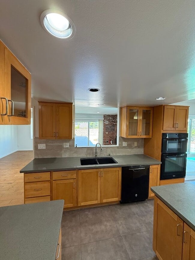 Building Photo - Gorgeous 3 Bedroom, 2 Bathroom, Granada Hi...