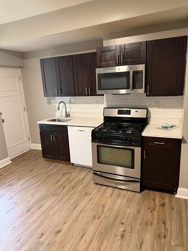 Building Photo - 3 Bedroom 2 Bathroom Townhome Available in 21216