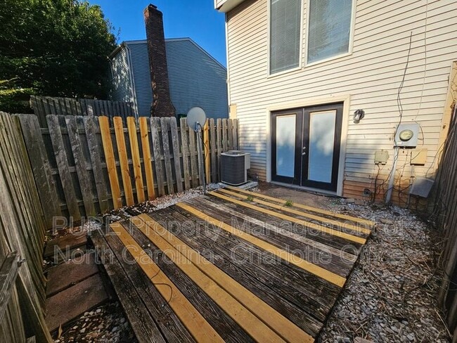 Building Photo - 9445 Lexington Cir