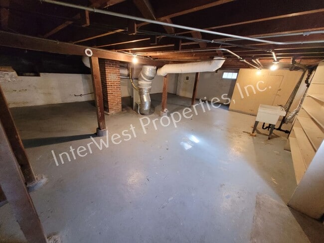 Building Photo - ADORABLE 2 BEDROOM HOUSE IN NORTH PORTLAND WITH LARGE BACK YARD & 2 CAR GARAGE!