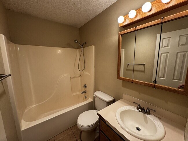 Building Photo - Stunning 2-Bed Oasis in Established Neighb...