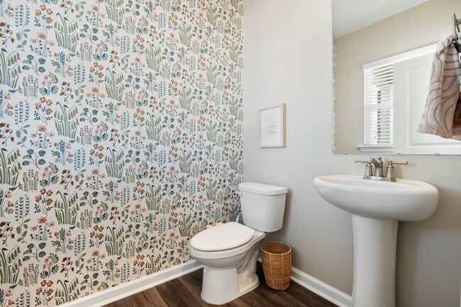 Building Photo - Gorgeous modern craftsman home in South Raleigh!