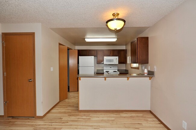 Building Photo - 2 bed 1 bath apartment (4plex building)
