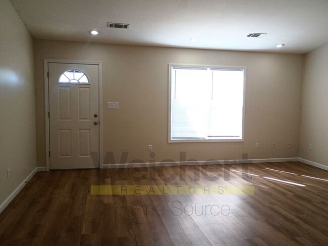 Building Photo - Charming 3-Bedroom Home with Spacious Yard...