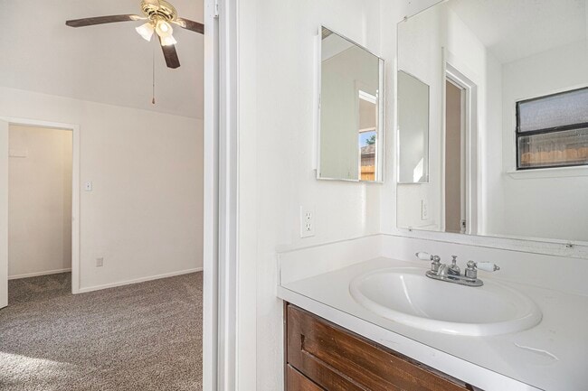 Building Photo - 1019 W Brompton Dr