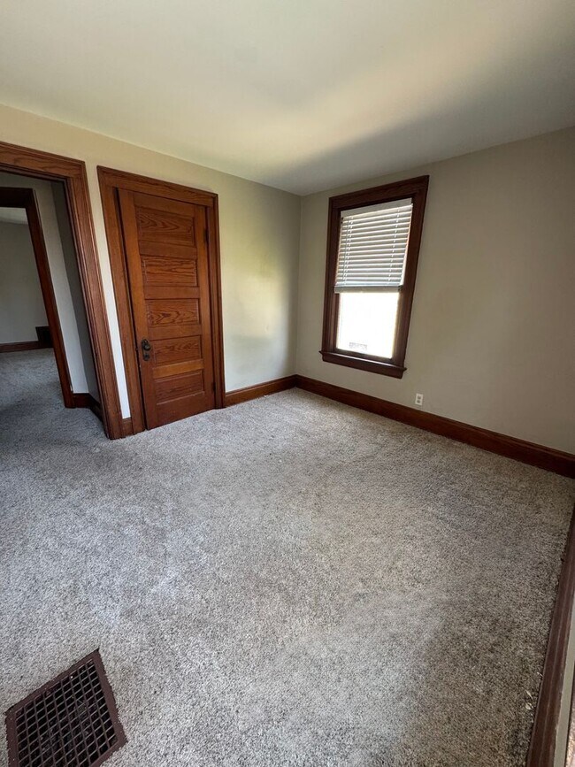 Building Photo - 202/204 Eaton Avenue