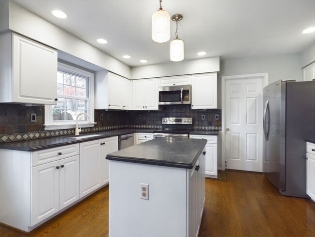 Building Photo - 2824 Hampton Woods Dr