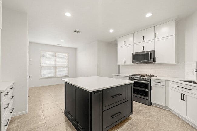 Building Photo - 9722 Massanutten Ln