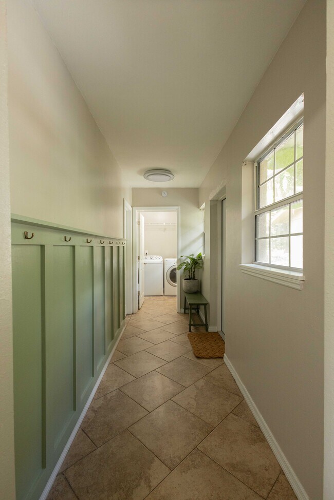 Building Photo - 650 S Park Ave