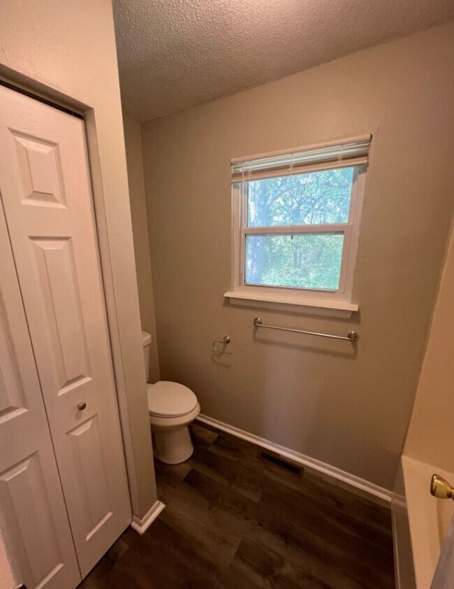 Building Photo - Spacious Split-Level Duplex in Lee’s Summit