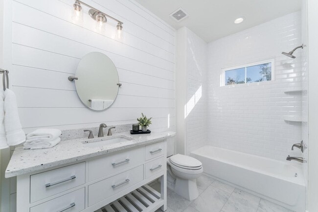 Building Photo - 415 Glenview Dr