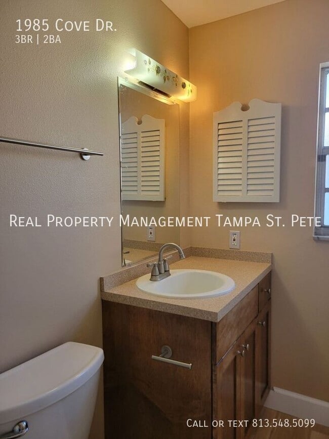 Building Photo - 1985 Cove Dr