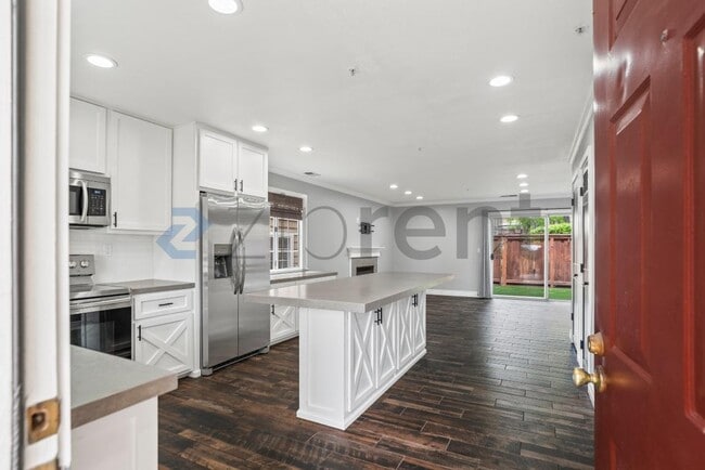 Building Photo - 5045 Hiller Ln