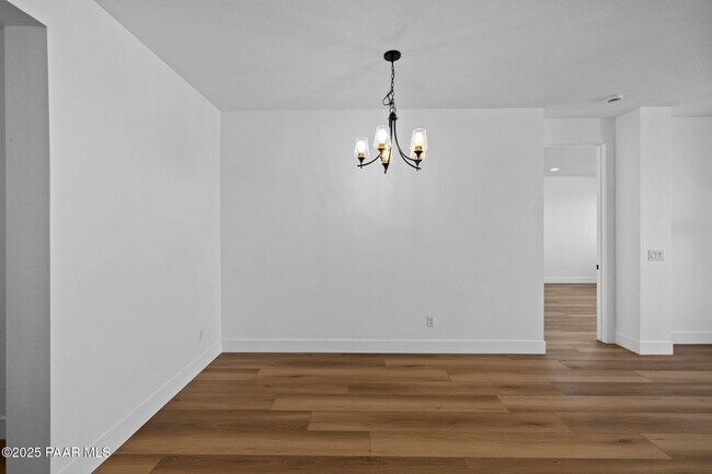 Building Photo - 5992 Finch Pl