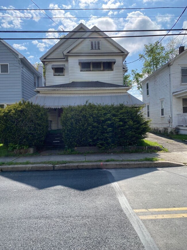 Primary Photo - 152 Dundaff St