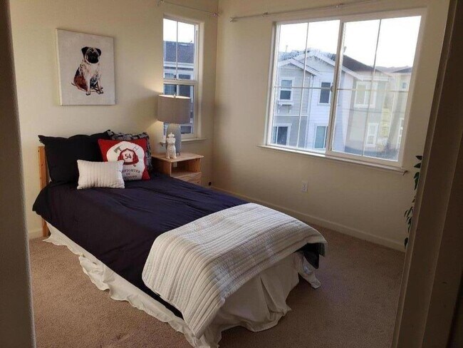 Building Photo - Exceptional 3 Bed 2.5 Bath Townhome in Mor...