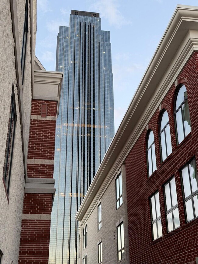 Building Photo - 5005 Hidalgo St