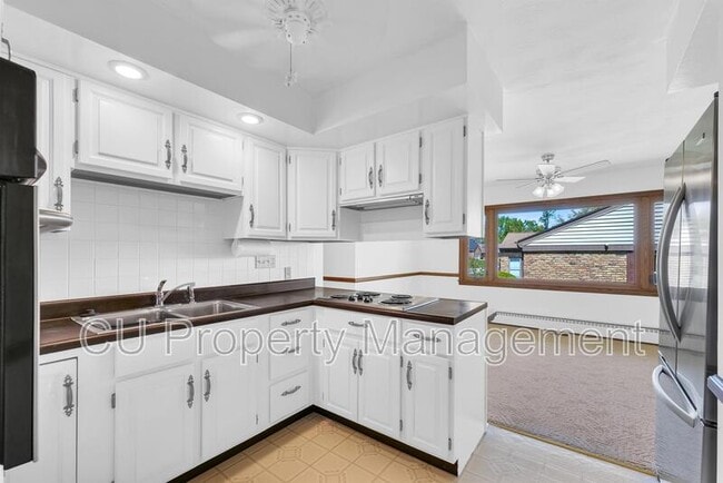 Building Photo - 1702 Golfview Dr