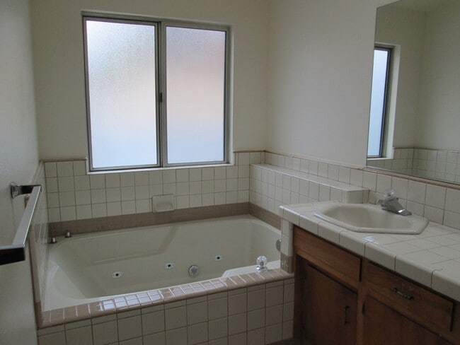 Building Photo - 1377 Woodside Dr