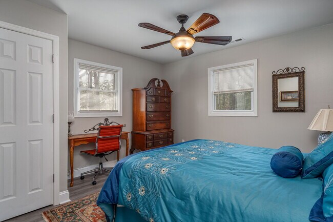 Building Photo - Charming 2-Bedroom Picturesque Furnished H...